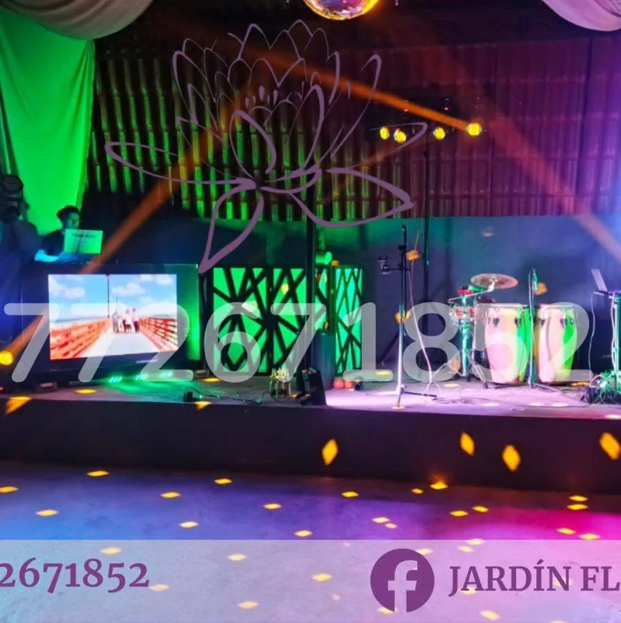 Escenario de música iluminado